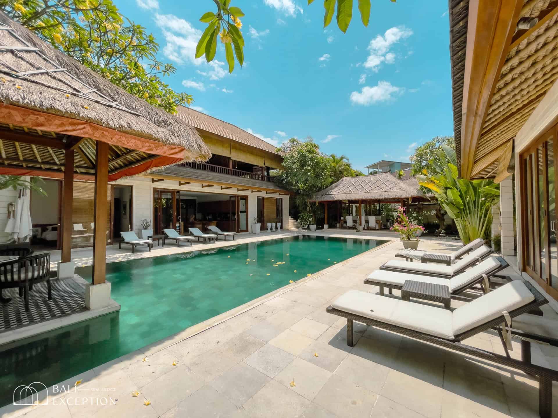 WALKING DISTANCE TO THE BEACH 3 BEDROOM VILLA FOR SALE FREEHOLD IN BATU BELIG BE-1820 